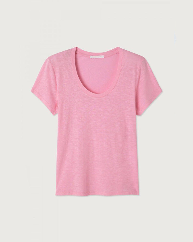 Luźny, prosty t-shirt z krótkim rękawem i okrągłym, pogłębionym dekoltem. Wykonany z cienkiej i miękkiej tkaniny z bawełny i wiskozy