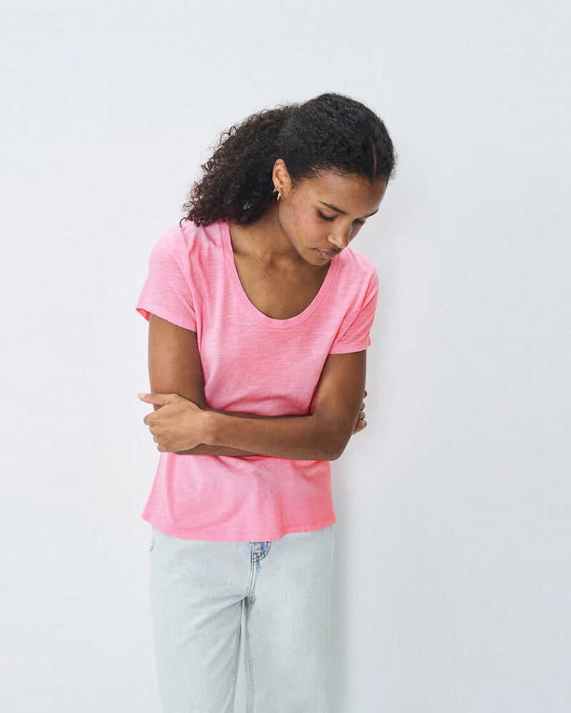 Luźny, prosty t-shirt z krótkim rękawem i okrągłym, pogłębionym dekoltem. Wykonany z cienkiej i miękkiej tkaniny z bawełny i wiskozy