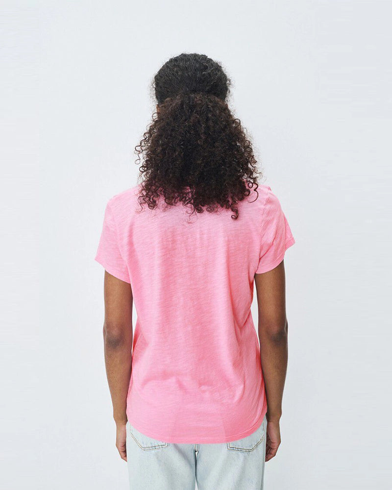 Luźny, prosty t-shirt z krótkim rękawem i okrągłym, pogłębionym dekoltem. Wykonany z cienkiej i miękkiej tkaniny z bawełny i wiskozy