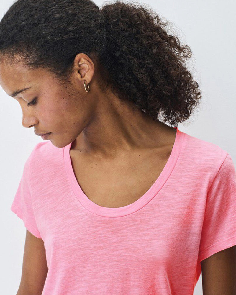 Luźny, prosty t-shirt z krótkim rękawem i okrągłym, pogłębionym dekoltem. Wykonany z cienkiej i miękkiej tkaniny z bawełny i wiskozy