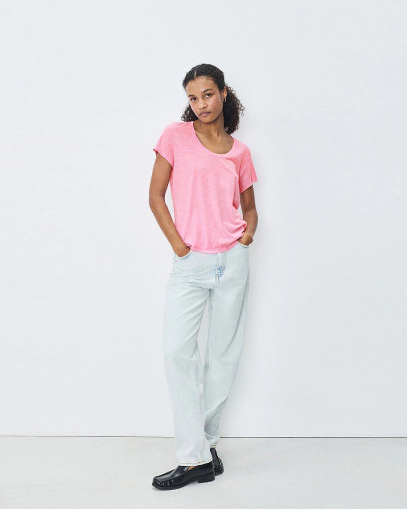 Luźny, prosty t-shirt z krótkim rękawem i okrągłym, pogłębionym dekoltem. Wykonany z cienkiej i miękkiej tkaniny z bawełny i wiskozy