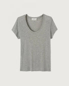 Luźny, prosty t-shirt z krótkim rękawem i okrągłym dekoltem. Wykonany z cienkiej i miękkiej tkaniny z bawełny i wiskozy.