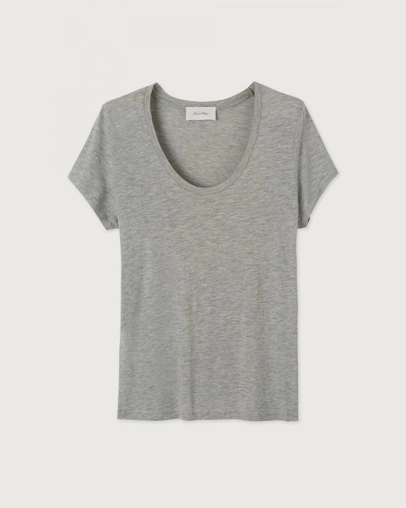 Luźny, prosty t-shirt z krótkim rękawem i okrągłym dekoltem. Wykonany z cienkiej i miękkiej tkaniny z bawełny i wiskozy.