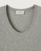 Luźny, prosty t-shirt z krótkim rękawem i okrągłym dekoltem. Wykonany z cienkiej i miękkiej tkaniny z bawełny i wiskozy.