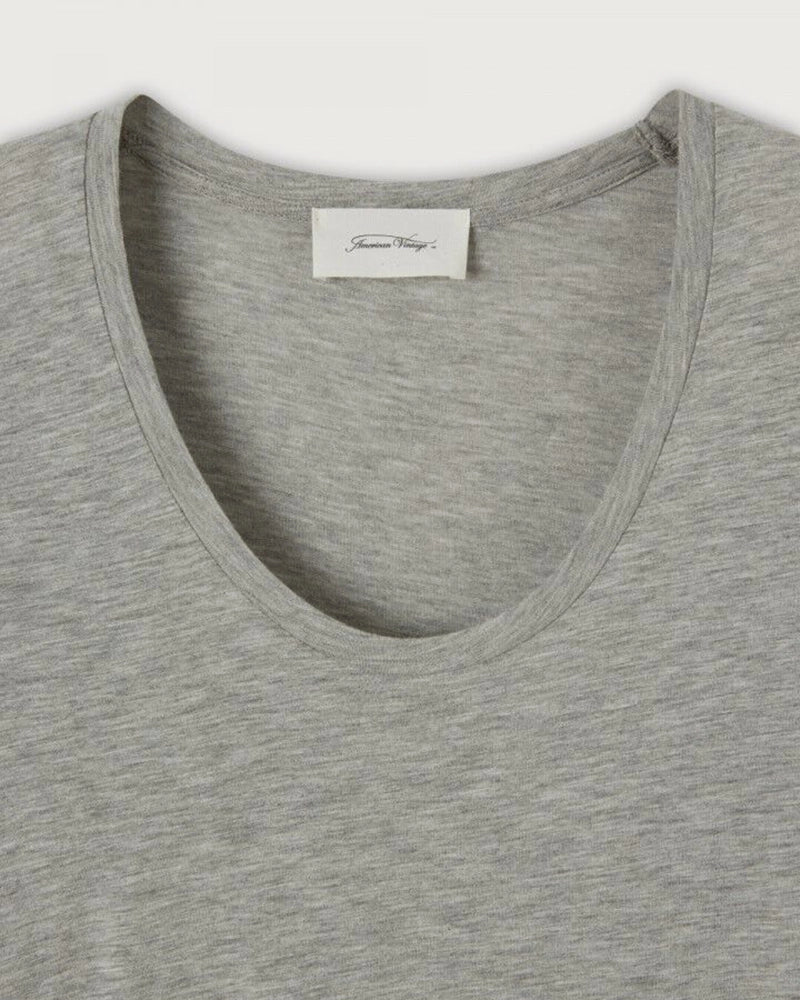 Luźny, prosty t-shirt z krótkim rękawem i okrągłym dekoltem. Wykonany z cienkiej i miękkiej tkaniny z bawełny i wiskozy.