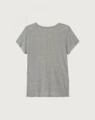 Luźny, prosty t-shirt z krótkim rękawem i okrągłym dekoltem. Wykonany z cienkiej i miękkiej tkaniny z bawełny i wiskozy.