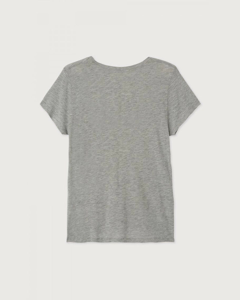 Luźny, prosty t-shirt z krótkim rękawem i okrągłym dekoltem. Wykonany z cienkiej i miękkiej tkaniny z bawełny i wiskozy.