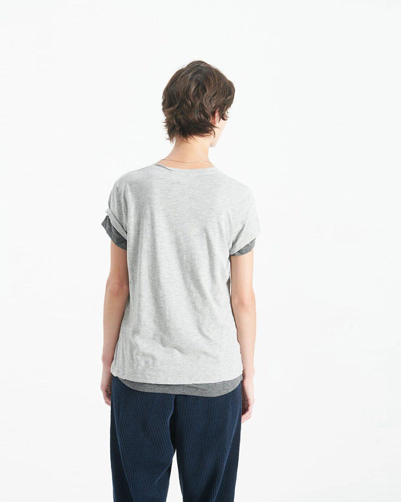 Luźny, prosty t-shirt z krótkim rękawem i okrągłym dekoltem. Wykonany z cienkiej i miękkiej tkaniny z bawełny i wiskozy.