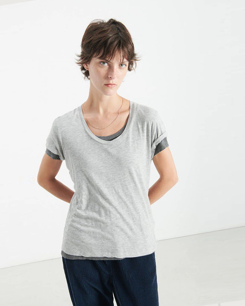 Luźny, prosty t-shirt z krótkim rękawem i okrągłym dekoltem. Wykonany z cienkiej i miękkiej tkaniny z bawełny i wiskozy.