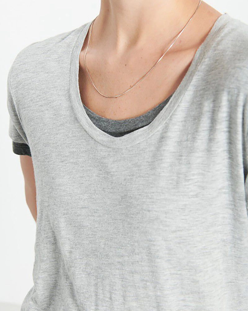 Luźny, prosty t-shirt z krótkim rękawem i okrągłym dekoltem. Wykonany z cienkiej i miękkiej tkaniny z bawełny i wiskozy.