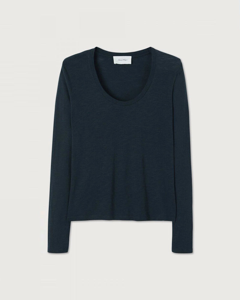 Luźny, cienki, granatowy longsleeve JACKSONVILLE American Vintage z pogłębionym, okrągłym dekoltem i wąskimi rękawami.