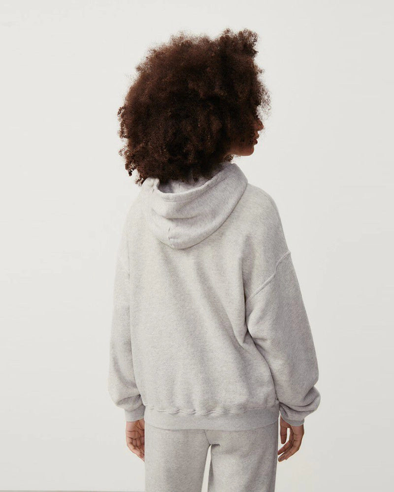 Oversizowa, bawełniana bluza kangurka KODYTOWN American Vintage z kapturem i dużą kieszenią z przodu. Wykończona ściągaczami. Nad lewą piersią posiada niewielkie logo marki. Wykonana z bardzo miękkiej i przyjemnej w dotyku tkaniny. 