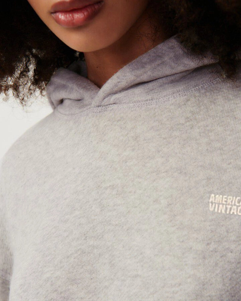 Oversizowa, bawełniana bluza kangurka KODYTOWN American Vintage z kapturem i dużą kieszenią z przodu. Wykończona ściągaczami. Nad lewą piersią posiada niewielkie logo marki. Wykonana z bardzo miękkiej i przyjemnej w dotyku tkaniny. 