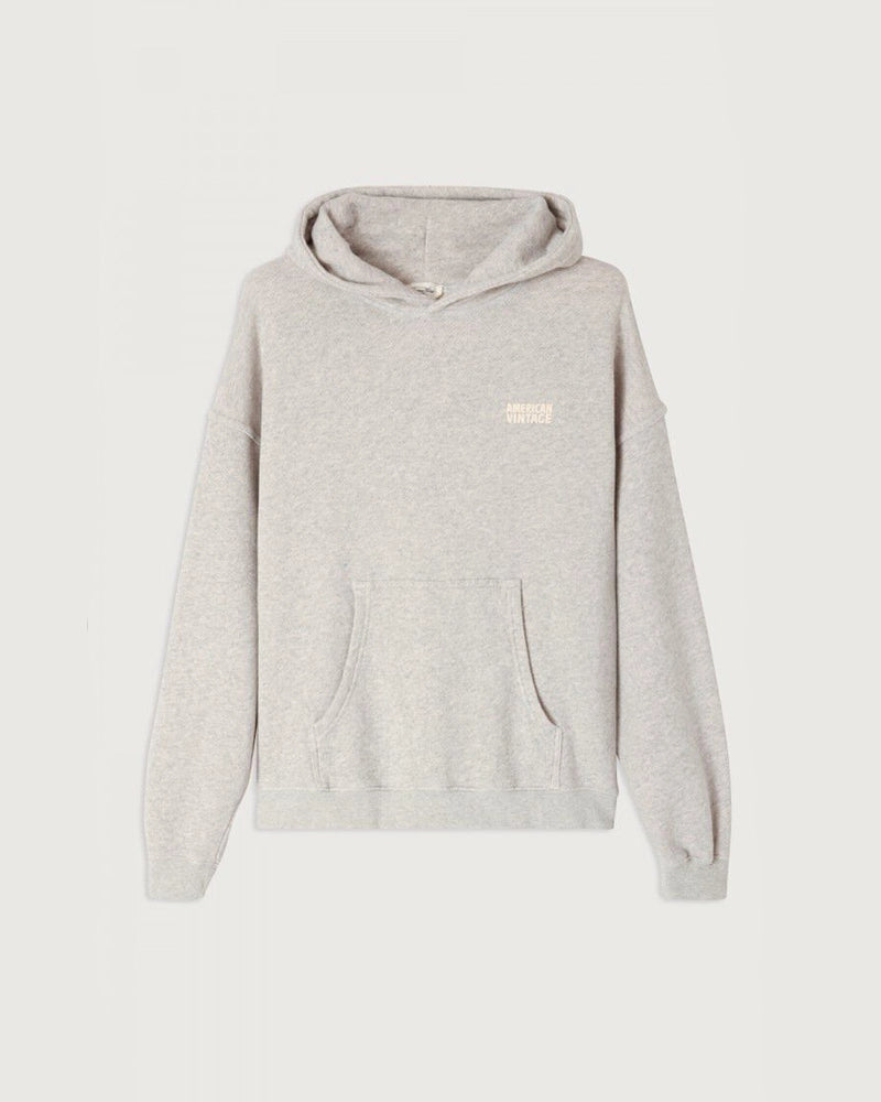 Oversizowa, bawełniana bluza kangurka KODYTOWN American Vintage z kapturem i dużą kieszenią z przodu. Wykończona ściągaczami. Nad lewą piersią posiada niewielkie logo marki. Wykonana z bardzo miękkiej i przyjemnej w dotyku tkaniny. 