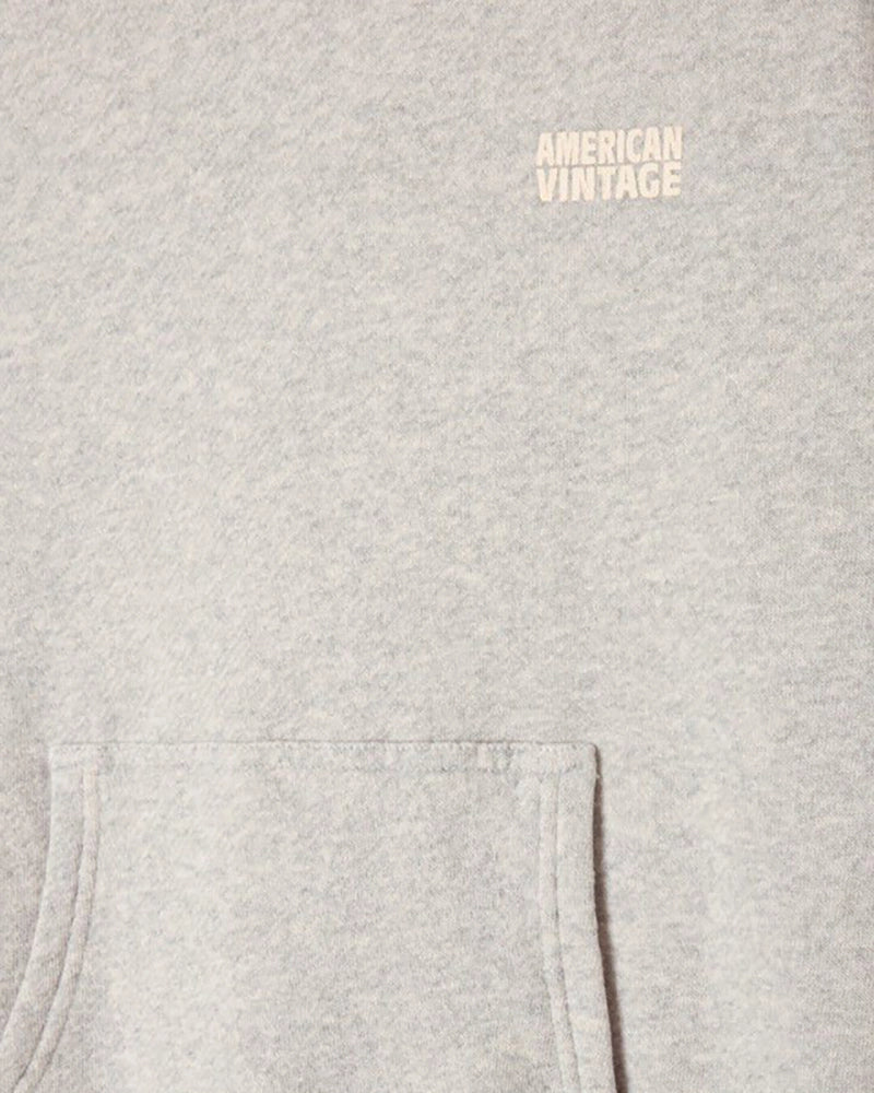 Oversizowa, bawełniana bluza kangurka KODYTOWN American Vintage z kapturem i dużą kieszenią z przodu. Wykończona ściągaczami. Nad lewą piersią posiada niewielkie logo marki. Wykonana z bardzo miękkiej i przyjemnej w dotyku tkaniny. 