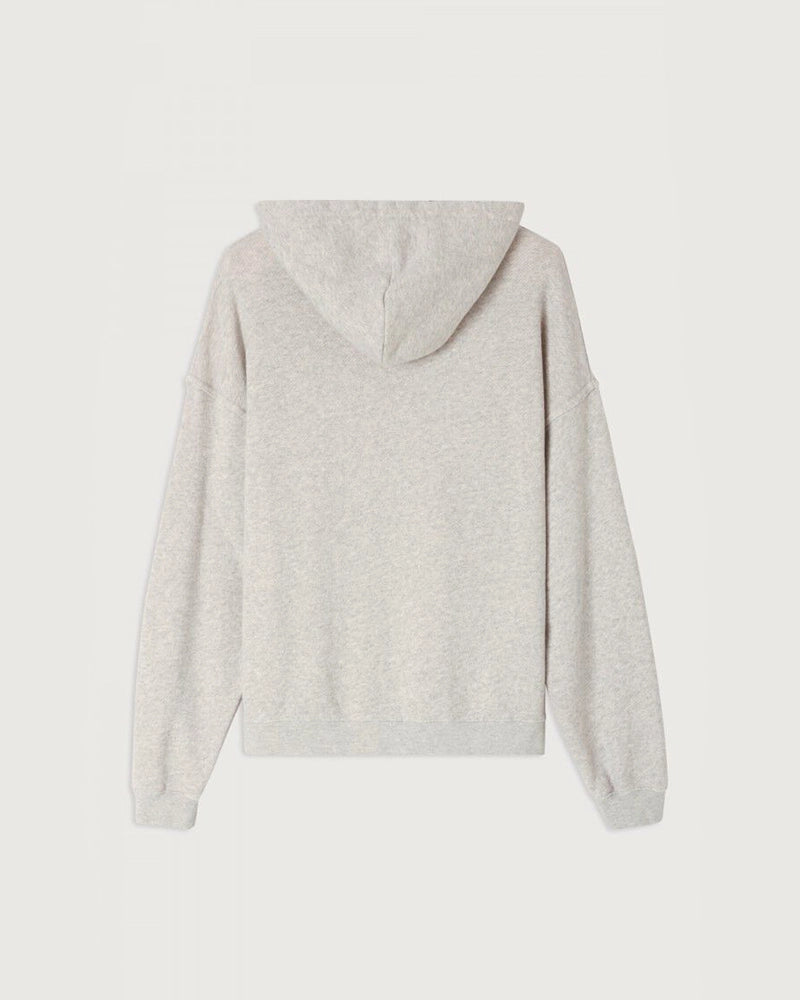 Oversizowa, bawełniana bluza kangurka KODYTOWN American Vintage z kapturem i dużą kieszenią z przodu. Wykończona ściągaczami. Nad lewą piersią posiada niewielkie logo marki. Wykonana z bardzo miękkiej i przyjemnej w dotyku tkaniny. 