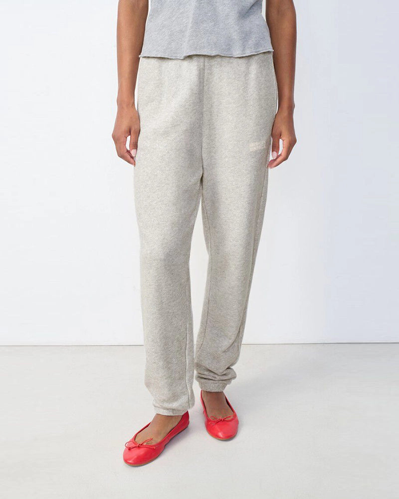 Luźne, bawełniane spodnie dresowe KODYTOWN American Vintage z wysokim stanem i zwężaną u dołu nogawką. Elastyczne w talii i przy kostkach. Wykonane z bardzo miękkiej, miłej w dotyku i komfortowej tkaniny.