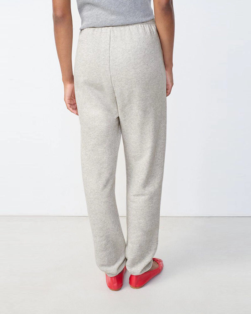 Luźne, bawełniane spodnie dresowe KODYTOWN American Vintage z wysokim stanem i zwężaną u dołu nogawką. Elastyczne w talii i przy kostkach. Wykonane z bardzo miękkiej, miłej w dotyku i komfortowej tkaniny.