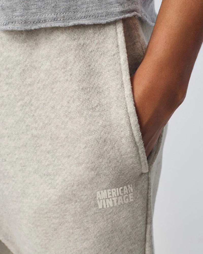 Luźne, bawełniane spodnie dresowe KODYTOWN American Vintage z wysokim stanem i zwężaną u dołu nogawką. Elastyczne w talii i przy kostkach. Wykonane z bardzo miękkiej, miłej w dotyku i komfortowej tkaniny.