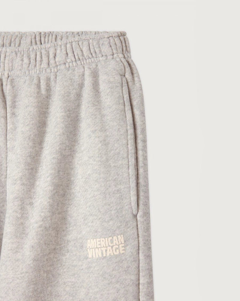 Luźne, bawełniane spodnie dresowe KODYTOWN American Vintage z wysokim stanem i zwężaną u dołu nogawką. Elastyczne w talii i przy kostkach. Wykonane z bardzo miękkiej, miłej w dotyku i komfortowej tkaniny.