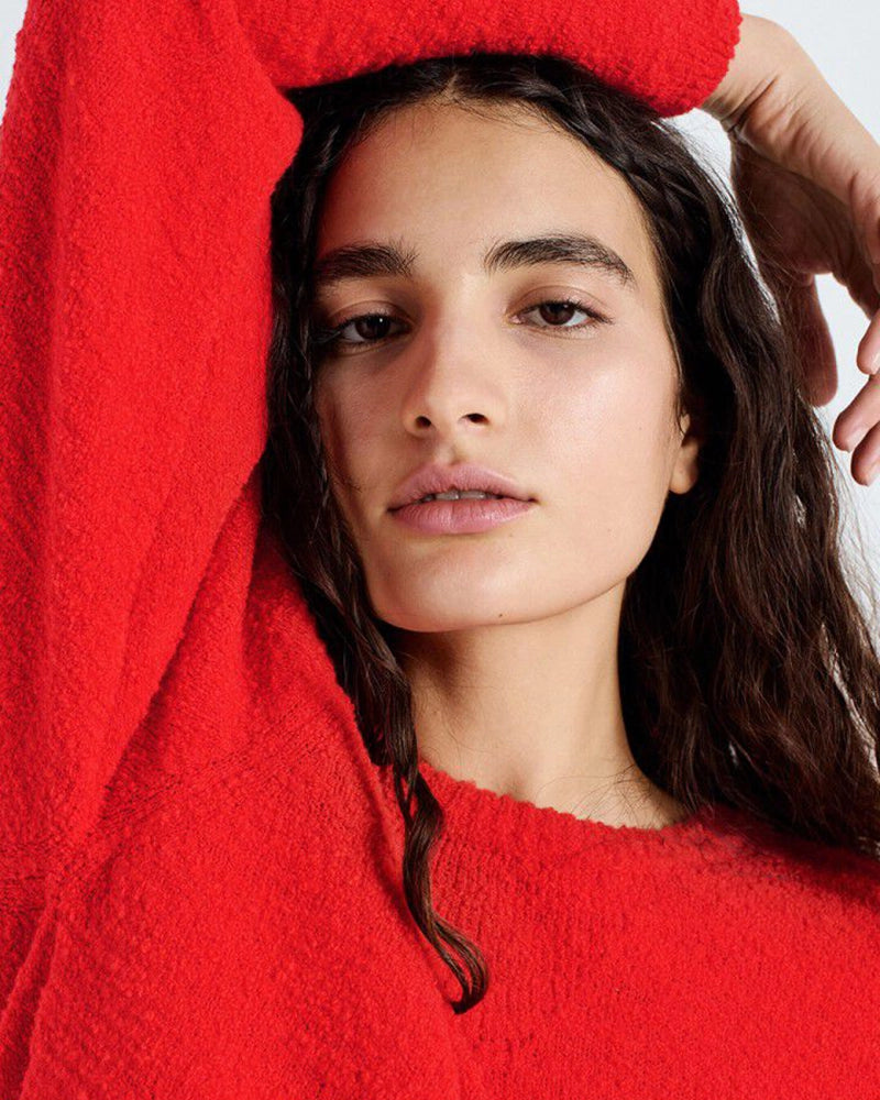 Luźny sweter LIGWAY American Vintage z okrągłym dekoltem i opadającymi ramionami. Wykończony ściągaczami.