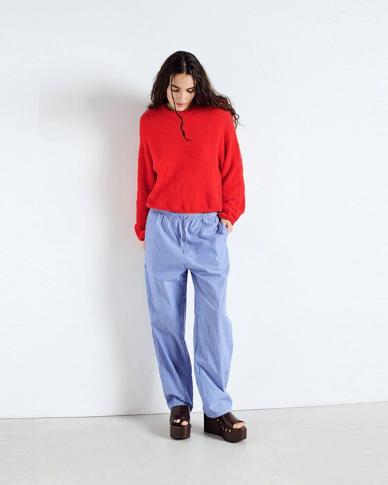 Luźny sweter LIGWAY American Vintage z okrągłym dekoltem i opadającymi ramionami. Wykończony ściągaczami.