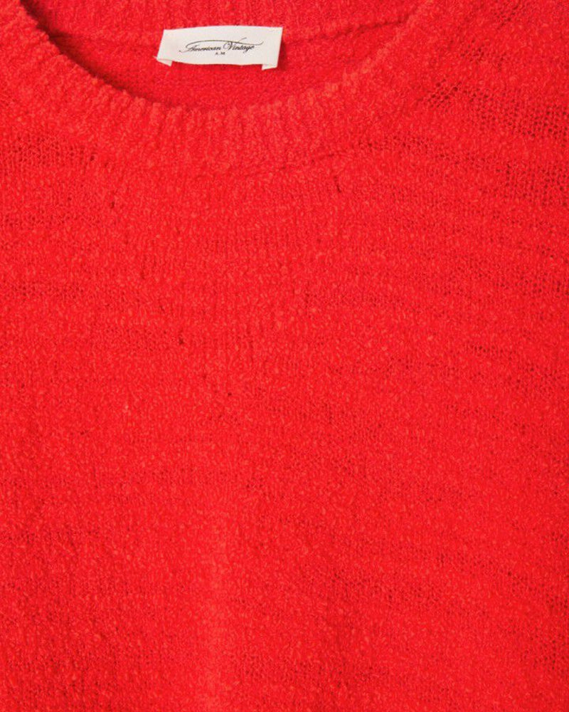 Luźny sweter LIGWAY American Vintage z okrągłym dekoltem i opadającymi ramionami. Wykończony ściągaczami.