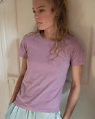 Klasyczny model American Vintage - t-shirt GAMIPY z krótkim rękawem. Posiada okrągły dekolt i delikatnie przylegający fason. Z tyłu bluzka ma gruby szew idący wzdłuż pleców.