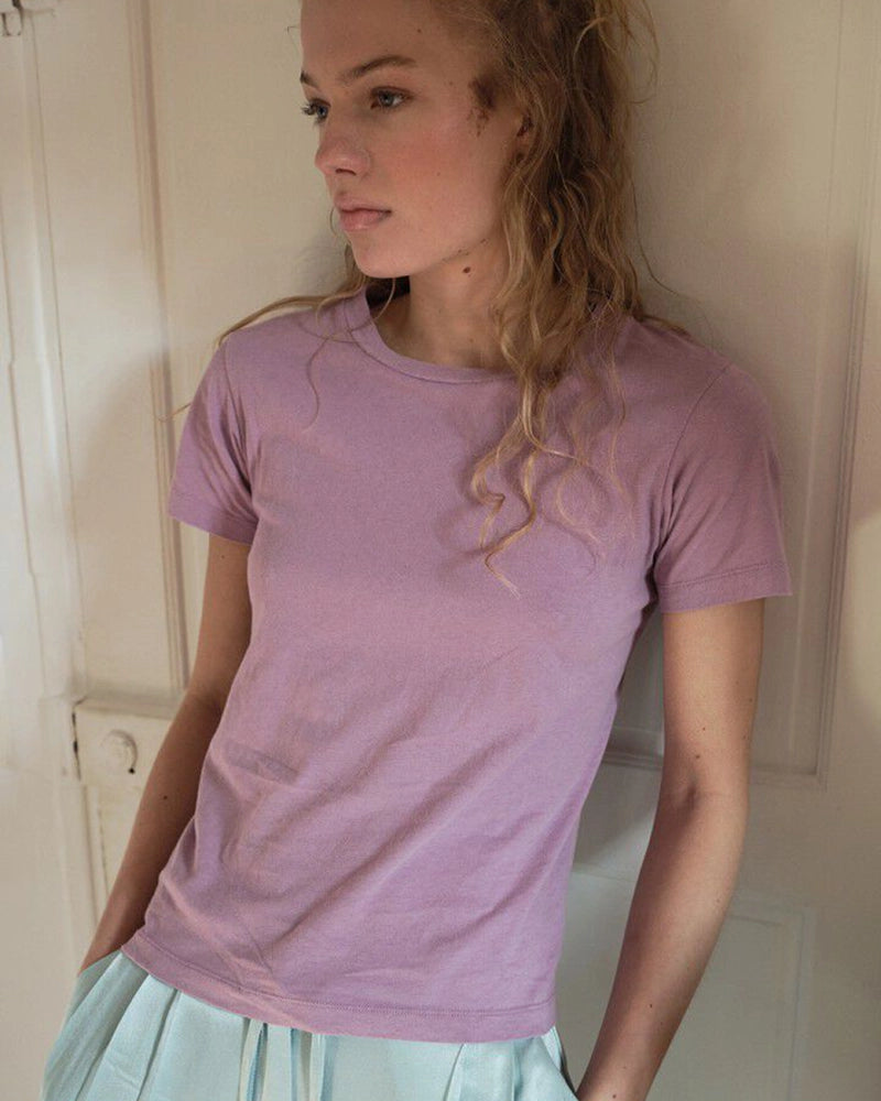 Klasyczny model American Vintage - t-shirt GAMIPY z krótkim rękawem. Posiada okrągły dekolt i delikatnie przylegający fason. Z tyłu bluzka ma gruby szew idący wzdłuż pleców.