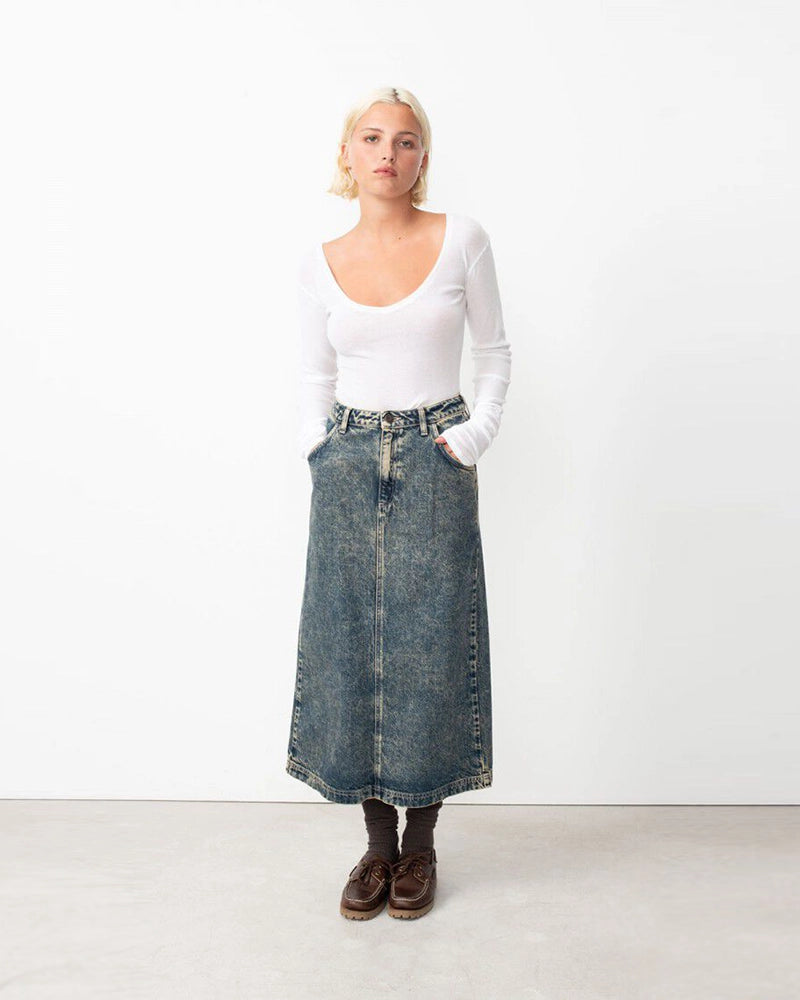 Biały, cienki longsleeve MASSACHUSETTS American Vintage z dekoltem w serek. Posiada przylegający do ciała fason i wąskie, długie rękawy. 