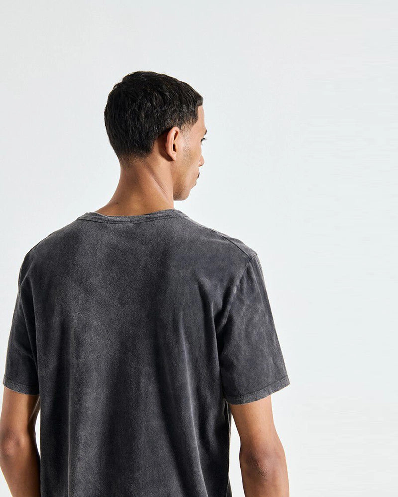 Oversizowy T-shirt unisex FAKOBAY z krótkim rękawem. Posiada okrągły dekolt i krótki rękaw.&nbsp; Wykonany z grubej, miękkiej bawełny z efektem "sprania".