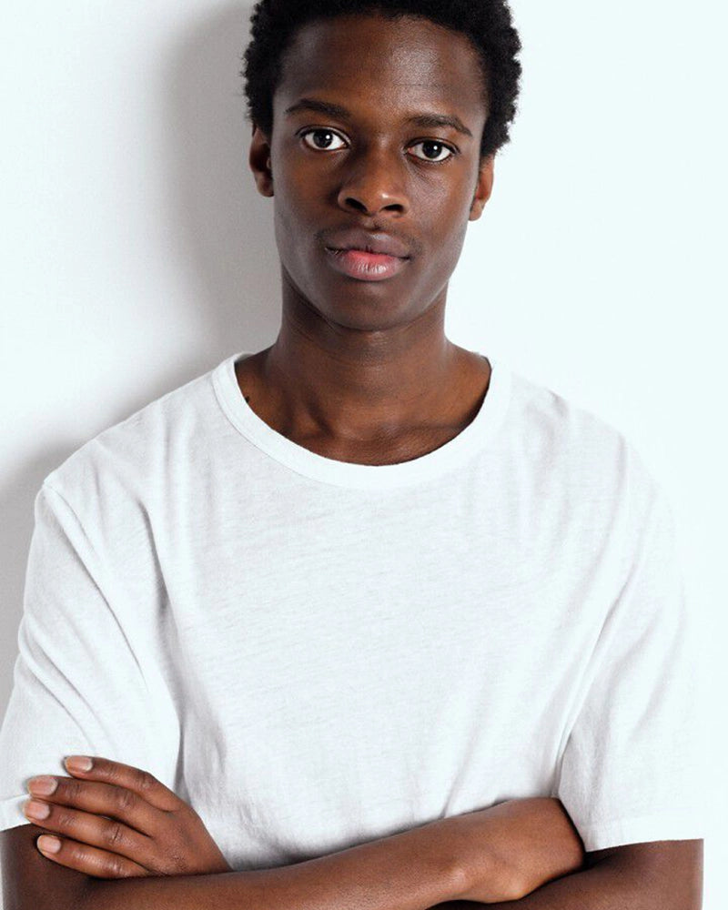 Oversizowy T-shirt unisex FAKOBAY z krótkim rękawem. Posiada okrągły dekolt i krótki rękaw. Wykonany z grubej, miękkiej bawełny.