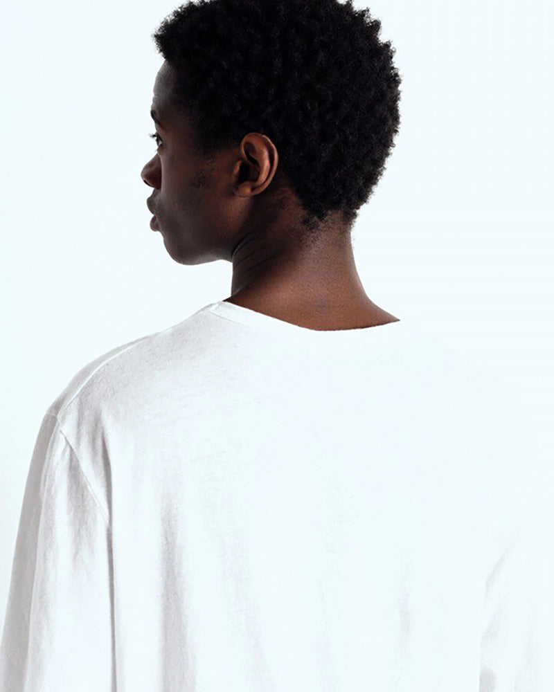 Oversizowy T-shirt unisex FAKOBAY z krótkim rękawem. Posiada okrągły dekolt i krótki rękaw. Wykonany z grubej, miękkiej bawełny.