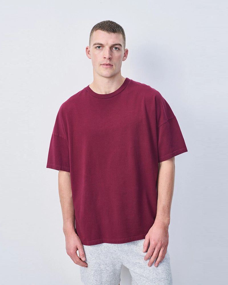 Oversizowy T-shirt unisex FIZVALLEY z krótkim rękawem. Posiada okrągły dekolt i krótki rękaw. Wykonany z grubej bawełny.