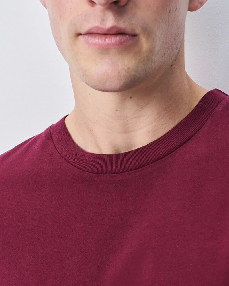 Oversizowy T-shirt unisex FIZVALLEY z krótkim rękawem. Posiada okrągły dekolt i krótki rękaw. Wykonany z grubej bawełny.