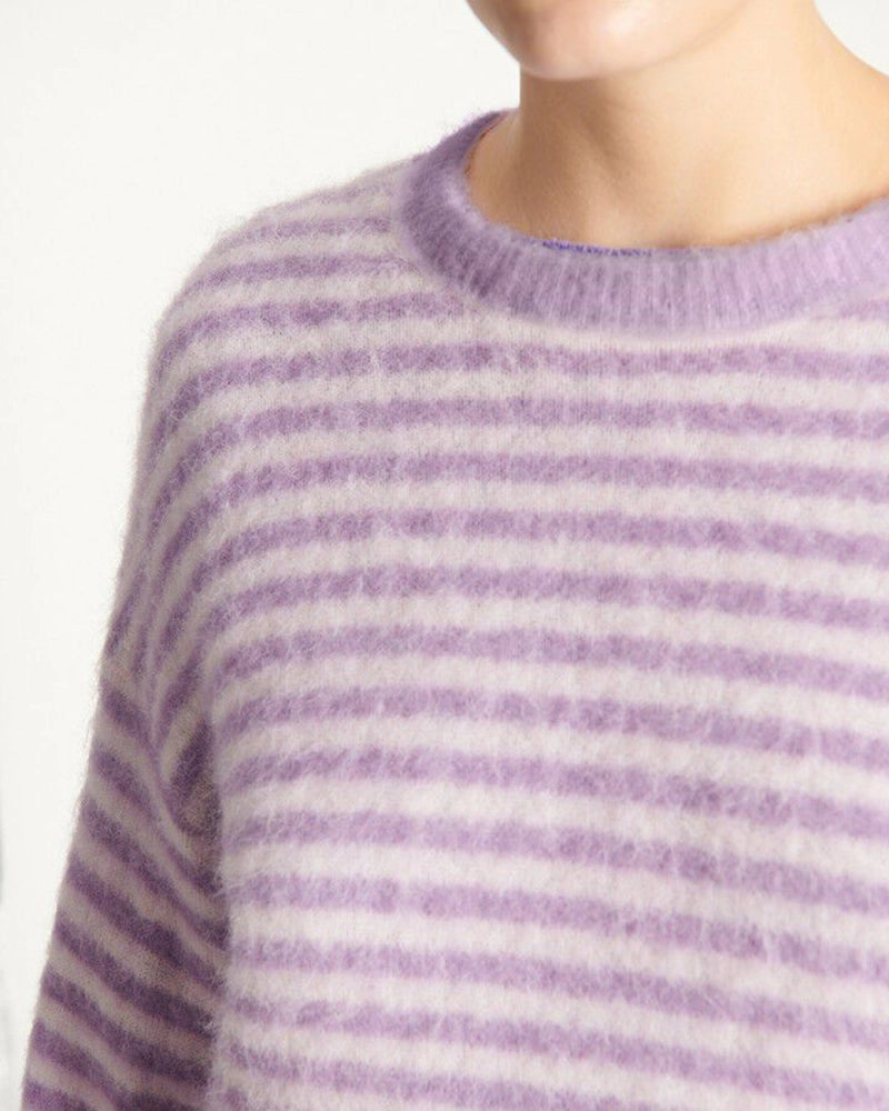 Lekki, miękki sweter w paski Nenybay marki American Vintage z długimi, reglanowymi rękawami wykończonymi ściągaczami i okrągłym dekoltem. Sweter ma luźny krój. Wykonany z dzianiny z alpaką. -Luźny krój -Dzianina z alpaką -Zamów sweter w swoim standardowym rozmiarze