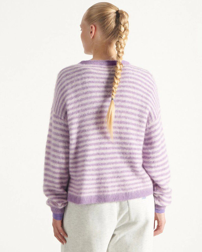 Lekki, miękki sweter w paski Nenybay marki American Vintage z długimi, reglanowymi rękawami wykończonymi ściągaczami i okrągłym dekoltem. Sweter ma luźny krój. Wykonany z dzianiny z alpaką. -Luźny krój -Dzianina z alpaką -Zamów sweter w swoim standardowym rozmiarze