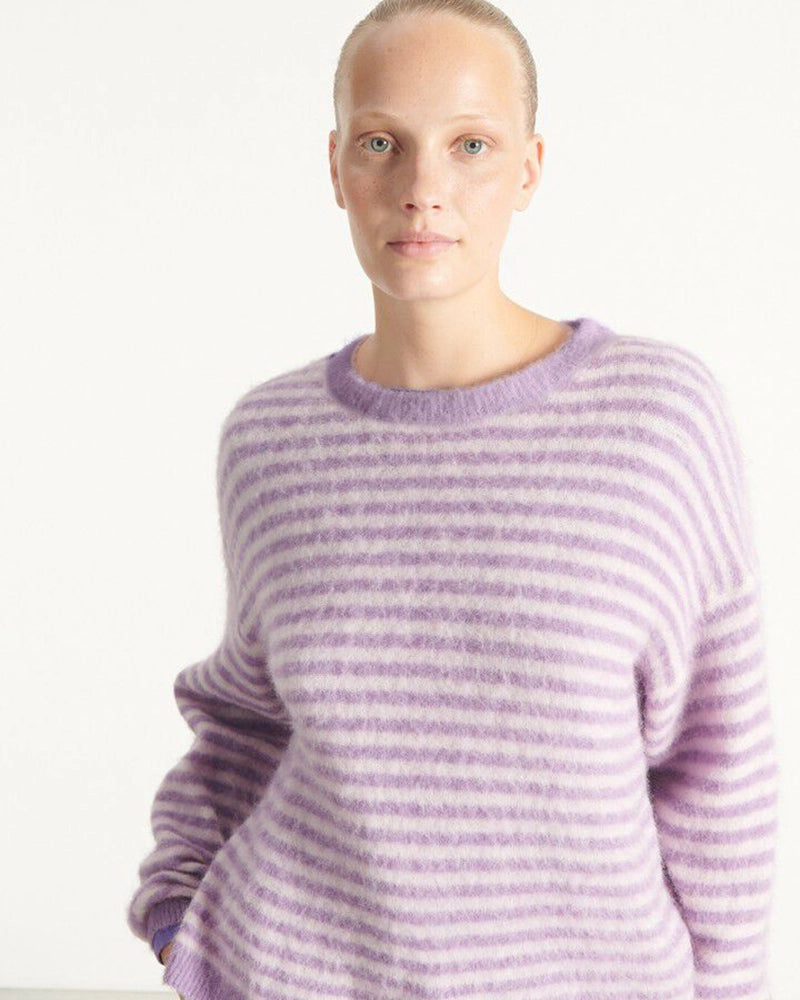 Lekki, miękki sweter w paski Nenybay marki American Vintage z długimi, reglanowymi rękawami wykończonymi ściągaczami i okrągłym dekoltem. Sweter ma luźny krój. Wykonany z dzianiny z alpaką. -Luźny krój -Dzianina z alpaką -Zamów sweter w swoim standardowym rozmiarze