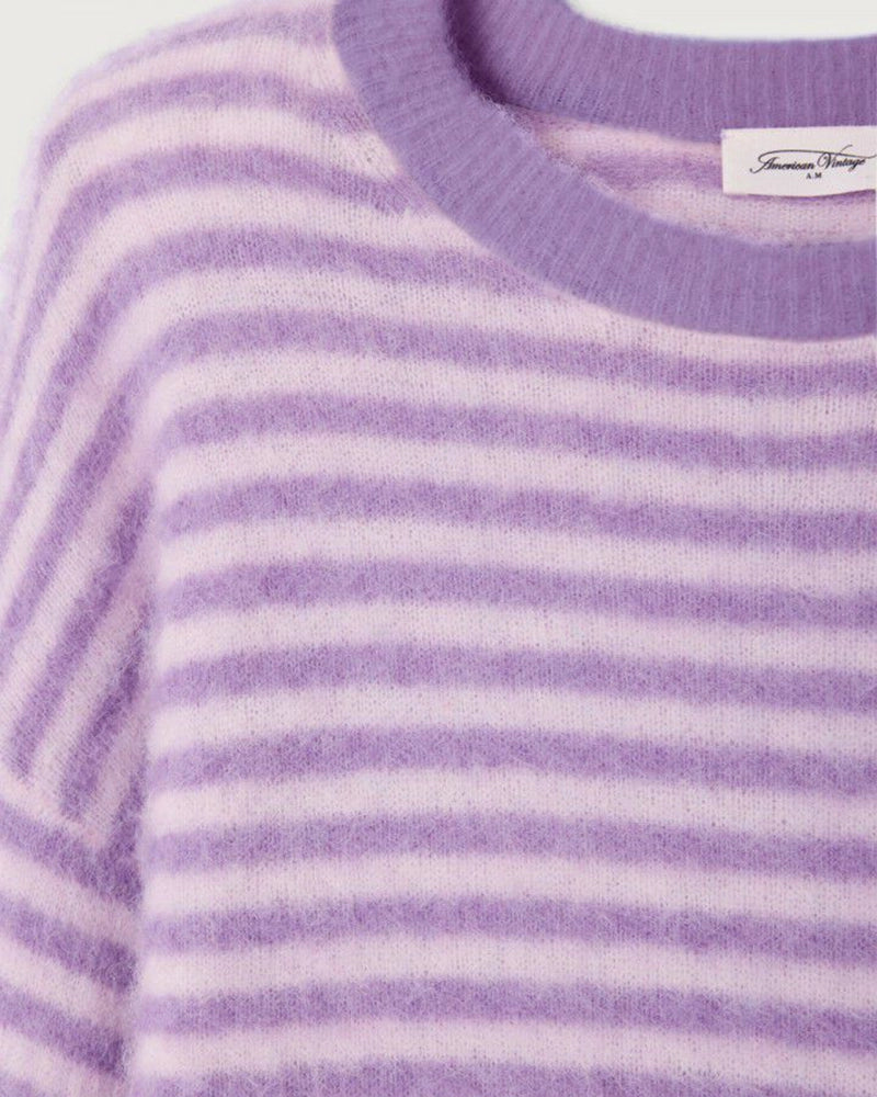 Lekki, miękki sweter w paski Nenybay marki American Vintage z długimi, reglanowymi rękawami wykończonymi ściągaczami i okrągłym dekoltem. Sweter ma luźny krój. Wykonany z dzianiny z alpaką. -Luźny krój -Dzianina z alpaką -Zamów sweter w swoim standardowym rozmiarze