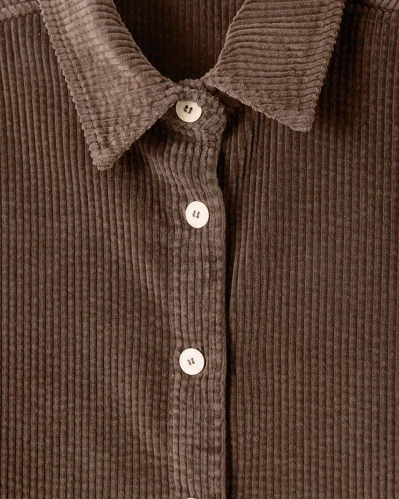 Gruba, sztruksowa koszula Padow American Vintage o oversizowym fasonie. Zapinana na kontrastowe guziki. Koszula ma prosty krój. Posiada kołnierzyk i zapinane na guziki mankiety