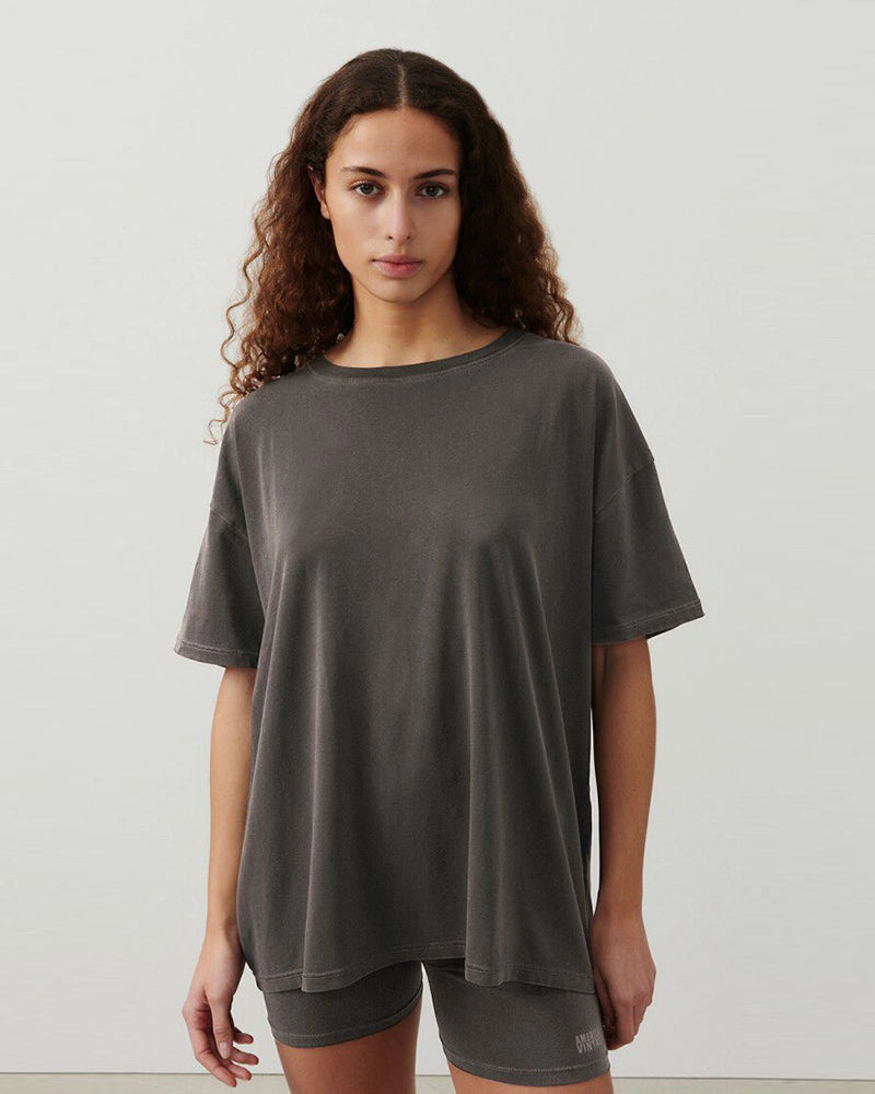Oversizowy T-shirt PYMAZ z krótkim rękawem. Posiada okrągły dekolt i krótki rękaw. Wykonany z cienkiej i miękkiej bawełny. Na plecach, przy szyi posiada niewielkie logo marki. 