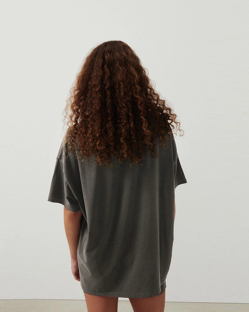 Oversizowy T-shirt PYMAZ z krótkim rękawem. Posiada okrągły dekolt i krótki rękaw. Wykonany z cienkiej i miękkiej bawełny. Na plecach, przy szyi posiada niewielkie logo marki. 