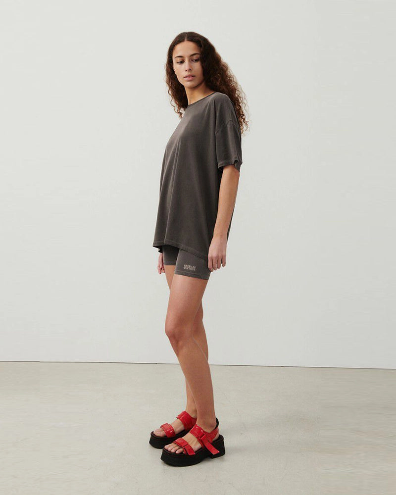 Oversizowy T-shirt PYMAZ z krótkim rękawem. Posiada okrągły dekolt i krótki rękaw. Wykonany z cienkiej i miękkiej bawełny. Na plecach, przy szyi posiada niewielkie logo marki. 