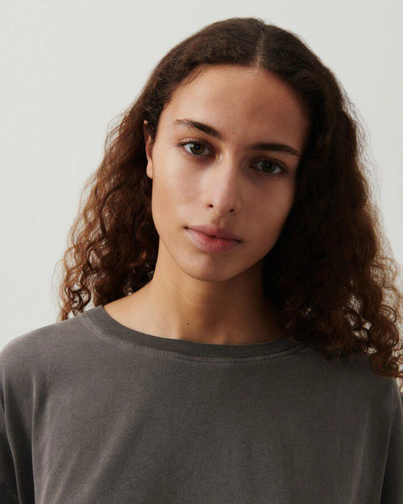 Oversizowy T-shirt PYMAZ z krótkim rękawem. Posiada okrągły dekolt i krótki rękaw. Wykonany z cienkiej i miękkiej bawełny. Na plecach, przy szyi posiada niewielkie logo marki. 