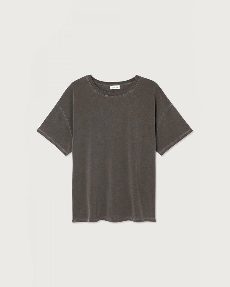 Oversizowy T-shirt PYMAZ z krótkim rękawem. Posiada okrągły dekolt i krótki rękaw. Wykonany z cienkiej i miękkiej bawełny. Na plecach, przy szyi posiada niewielkie logo marki. 