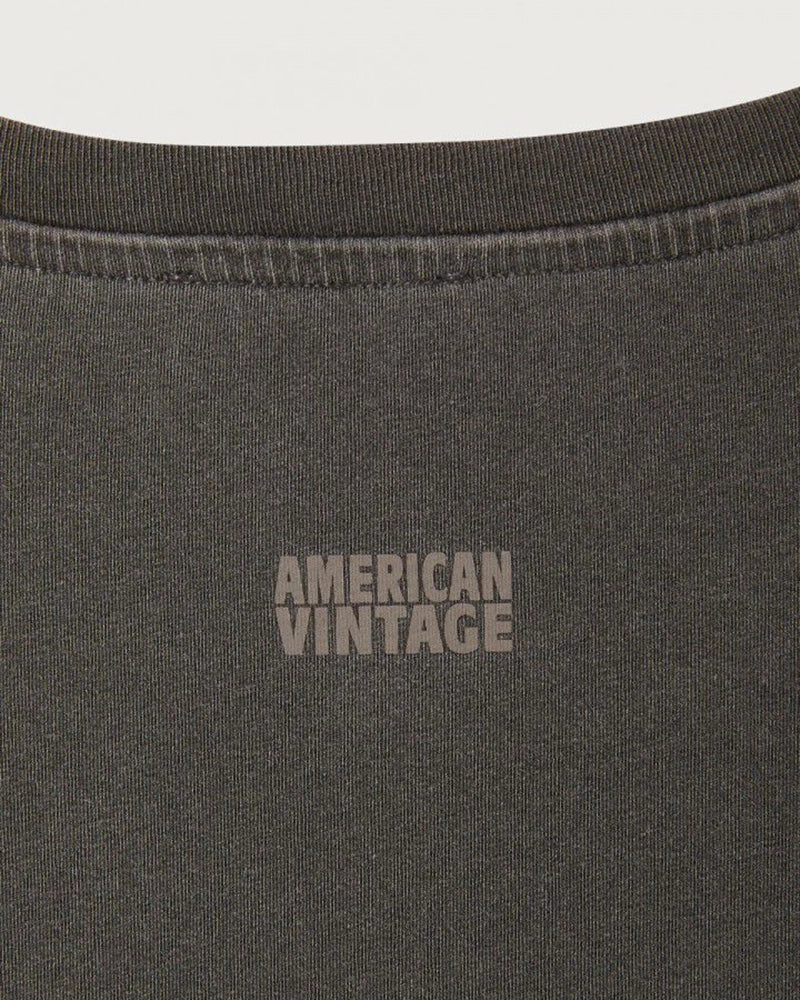 Oversizowy T-shirt PYMAZ z krótkim rękawem. Posiada okrągły dekolt i krótki rękaw. Wykonany z cienkiej i miękkiej bawełny. Na plecach, przy szyi posiada niewielkie logo marki. 