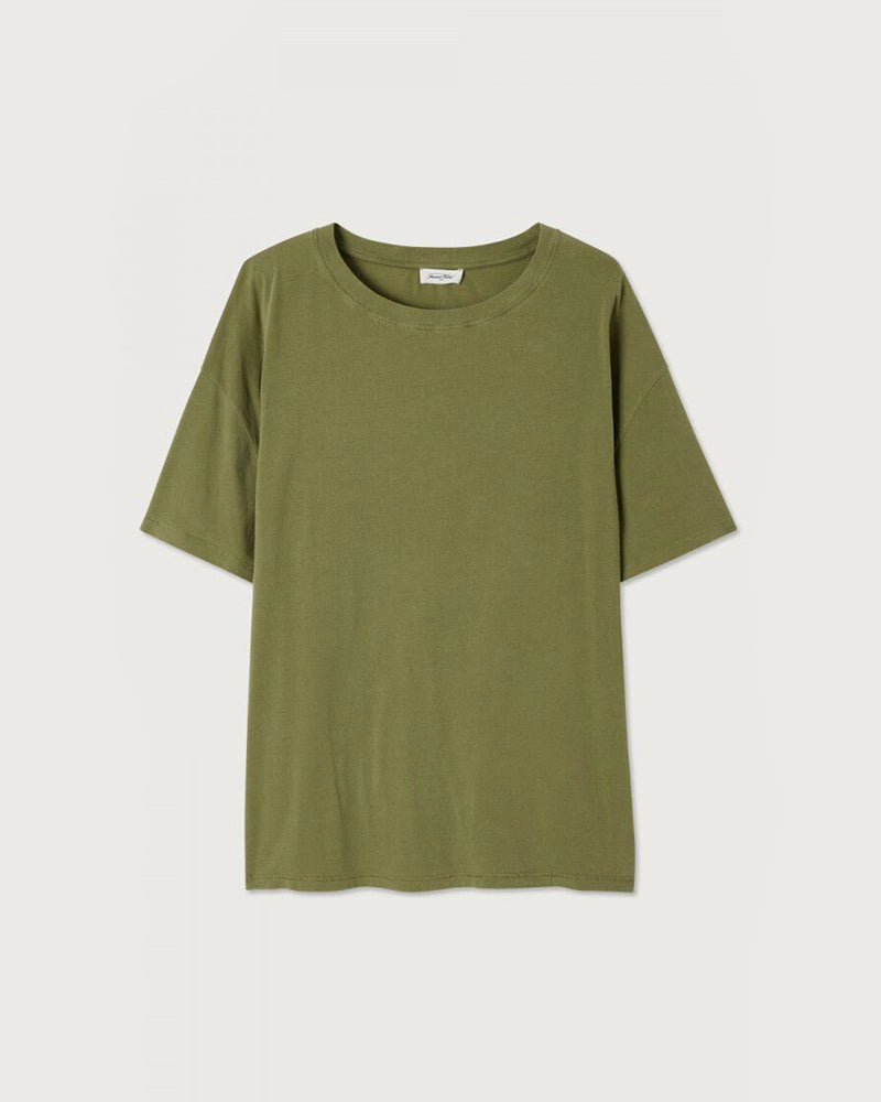 Oversizowy T-shirt PYMAZ z krótkim rękawem. Posiada okrągły dekolt i krótki rękaw.&nbsp; Wykonany z cienkiej i miękkiej bawełny. Na plecach, przy szyi posiada niewielkie logo marki.