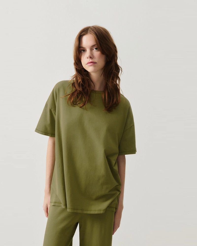 Oversizowy T-shirt PYMAZ z krótkim rękawem. Posiada okrągły dekolt i krótki rękaw.&nbsp; Wykonany z cienkiej i miękkiej bawełny. Na plecach, przy szyi posiada niewielkie logo marki.