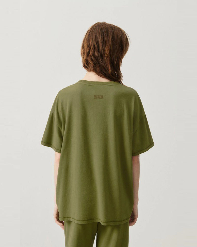 Oversizowy T-shirt PYMAZ z krótkim rękawem. Posiada okrągły dekolt i krótki rękaw.&nbsp; Wykonany z cienkiej i miękkiej bawełny. Na plecach, przy szyi posiada niewielkie logo marki.