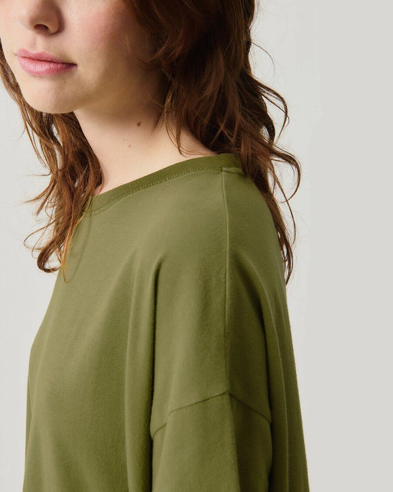 Oversizowy T-shirt PYMAZ z krótkim rękawem. Posiada okrągły dekolt i krótki rękaw.&nbsp; Wykonany z cienkiej i miękkiej bawełny. Na plecach, przy szyi posiada niewielkie logo marki.